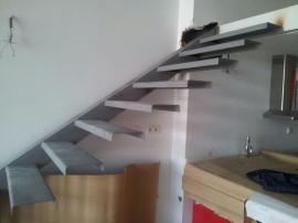 Escala envolada con canal invertida